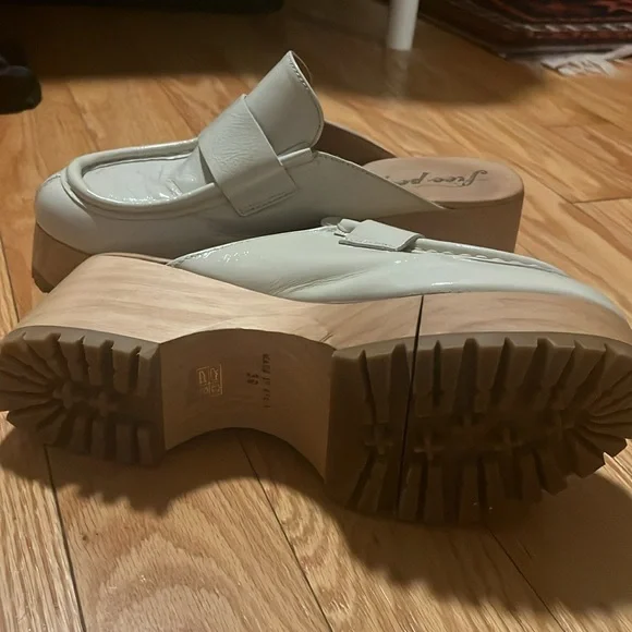 Free People Cream Mules & Clogs - Picture 3 of 3